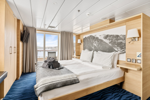HX Hurtigruten Expeditions MS Spitsbergen Owners Suite 1 ©Espen Mills.jpg